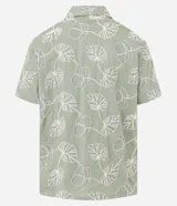 Camisa de calce comfort de la marca Marfinno, confeccionada en algodón color verde con bordado de hojas blancas. Posee cuello con solapa, manga corta y cierre frontal con botones.
