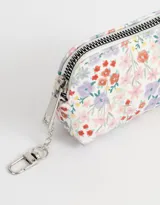 Monedero rojo de cuerina con estampado de cerezas, cierre de cremallera y mosquetón plateado.