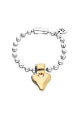 Pulsera de eslabones tipo bola de aleación de metales bañada en plata, con un dije central en forma de corazón tridimensional bañado en oro 18k. Incluye un cierre de mosquetón y una pequeña etiqueta grabada con el logo de la marca.