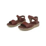 Sandalias bajas color beige con plataforma, tira ancha sobre el empeine con calados y tira con velcro en el tobillo.