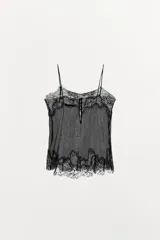 Top negro semitransparente de tejido plisado con escote pico y tirantes finos. Detalle de encaje combinado a tono y cierre en la espalda con botones forrados.