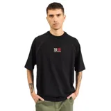 Remera negra de manga corta con corte ranglán y logo estampado en el pecho.