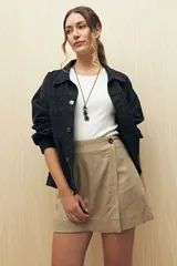 Short color beige con diseño cruzado y cierre con botón lateral.