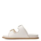 Sandalias de mujer Miss Carol modelo TIVOX, color blanco con apliques de tachas doradas y hebillas doradas.