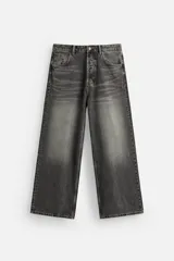 Pantalón de jean gris oscuro con efecto lavado, corte súper holgado, tiro alto y cinco bolsillos.