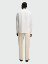 Camisa de lino blanca de manga larga, corte slim-fit, con cuello abotonado (button-down).