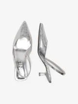 Zapatos de tacón plateados con punta fina y tira trasera.