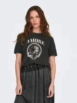 Camiseta negra con efecto gastado, cuello redondo y mangas cortas. Estampado frontal con la palabra "Amore" en tipografía cursiva y un tigre dentro de un círculo con la leyenda "Forever & Ever".