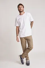 Pantalón chino color beige, de corte recto y tiro medio, con bolsillos laterales y traseros.
