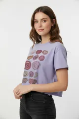 Remera lila de algodón con estampado de sellos de lacre con forma de corazón.
