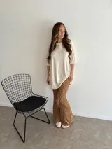 Pantalón palazzo negro con lunares blancos, confeccionado en viscosa.