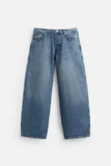 Pantalón de jean azul de corte amplio, estilo balloon fit, con cinco bolsillos, efecto lavado y cierre frontal con botones.