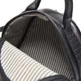 Mochila negra de cuero sintético con apliques de tachas redondas en el frente. Tiene asa de mano y tiras traseras regulables.