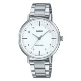 Reloj Casio plateado con caja redonda de acero inoxidable, esfera blanca con agujas plateadas y números negros, y correa de eslabones de acero inoxidable. Resistente al agua.