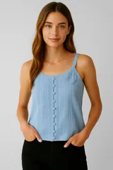 Musculosa celeste de bretel fino, confeccionada en viscosa, de corte holgado, con botones frontales y escote profundo.