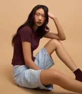 Blusa color beige de viscosa con elastano, de manga corta, cuello redondo, textura acanalada y bajo ondulado.