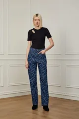 Pantalón de jean azul con estampado de la marca Animale Jeans en color blanco.