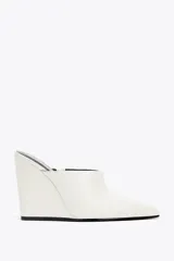 Zapato de mujer tipo mule, color blanco, con punta fina y tacón de cuña.
