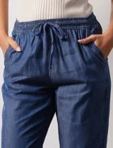 Pantalón celeste liso, marca Dash. Pretina elastizada, bolsillos delanteros y bolsillos traseros simulados.