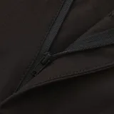 Short negro de vestir, con bolsillos laterales y traseros, trabillas para cinturón y cierre con botón.