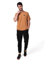 Remera de manga corta color marrón tostado con el logo de Caterpillar (CAT) estampado en negro en el pecho.