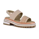 Sandalias de cuero color rosa pálido, con dos tiras anchas sobre el empeine y pulsera al tobillo con hebilla. Plataforma con base de goma blanca y detalles en naranja.
