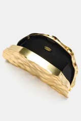 Bolso rígido con forma de media luna, color dorado metalizado. Tiene asa de cadena extraíble y cierre imantado.
