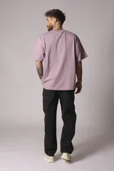Remera gris de corte holgado y mangas cortas.