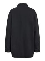 Camisa de denim oversize negra con bolsillos frontales, cuello clásico y cierre con botones.
