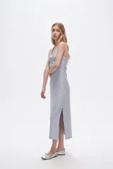 Vestido midi negro de poliéster, con breteles finos, escote halter y corte ajustado al cuerpo.