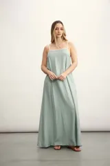 Vestido largo color verde agua, de corte suelto y breteles finos blancos.