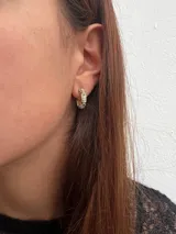 Aros tipo argolla dorados con incrustaciones de circonitas blancas.