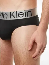 Pack de tres slips negros Calvin Klein de microfibra con cinturilla elástica plateada con el logo de la marca.