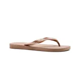 Ojotas Havaianas Slim color dorado rosado, con plantilla texturizada y tiras finas con diseño de espiga.