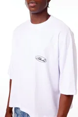 Remerón blanco de algodón con cuello redondo y logo estampado en el pecho. Corte amplio.