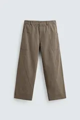 Pantalón cargo de algodón color marrón con efecto lavado, corte relajado y tiro medio. Presenta cintura elástica con botón y cierre de cremallera, bolsillos delanteros, bolsillos plastrón en la espalda y grandes bolsillos cargo en las perneras.