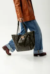 Bolso tipo tote de cuero color rojo con doble asa de hombro.