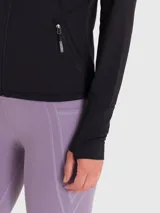 Chaqueta deportiva negra de tela suave con cierre frontal, cuello alto, bolsillos laterales con cierre y orificios para los pulgares en los puños.