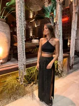 Falda larga negra de tejido de punto con lurex y viscosa, corte cruzado y abertura lateral.