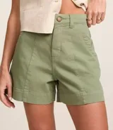 Short de cintura alta en sarga color beige, con bolsillos y costura aparente.
