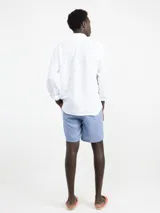 Camisa blanca de lino con corte regular fit, cuello italiano, cierre con botones, manga larga y logo bordado en el pecho.