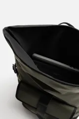 Mochila verde militar con acabado engomado y base de cuero sintético negra. Tiene compartimento principal con cierre de solapa con cremallera y hebilla de liberación rápida, bolsillo interior con cremallera, compartimento para dispositivos electrónicos de hasta 13 pulgadas, bolsillo frontal con cierre imantado, asa de mano, asas de hombro ajustables y parte posterior acolchada.