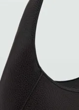 Bolso tipo hobo de cuero sintético negro con asa corta al hombro y cierre de cremallera.