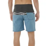 Short de baño Rip Curl Mirage Split Peak, con cintura negra, estampado geométrico en blanco y short azul.