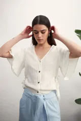 Camisa blanca de mangas cortas con botones.