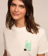 Remera color crema de algodón con cuello redondo y mangas cortas. Estampa en la espalda con el logo de Honeydukes y un dibujo de la tienda de dulces de Hogsmeade.