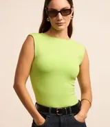 Blusa sin mangas color verde lima, de corte ajustado y cuello redondo.