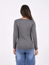 Remera básica de manga larga color gris oscuro, con escote redondo.