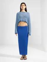 Sweater corto tejido con tres hilos de distintos tonos, uno de ellos con lurex.