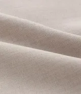 Short pollera color beige con superficie texturizada efecto lino y traspase delantero. De corte sastrero.